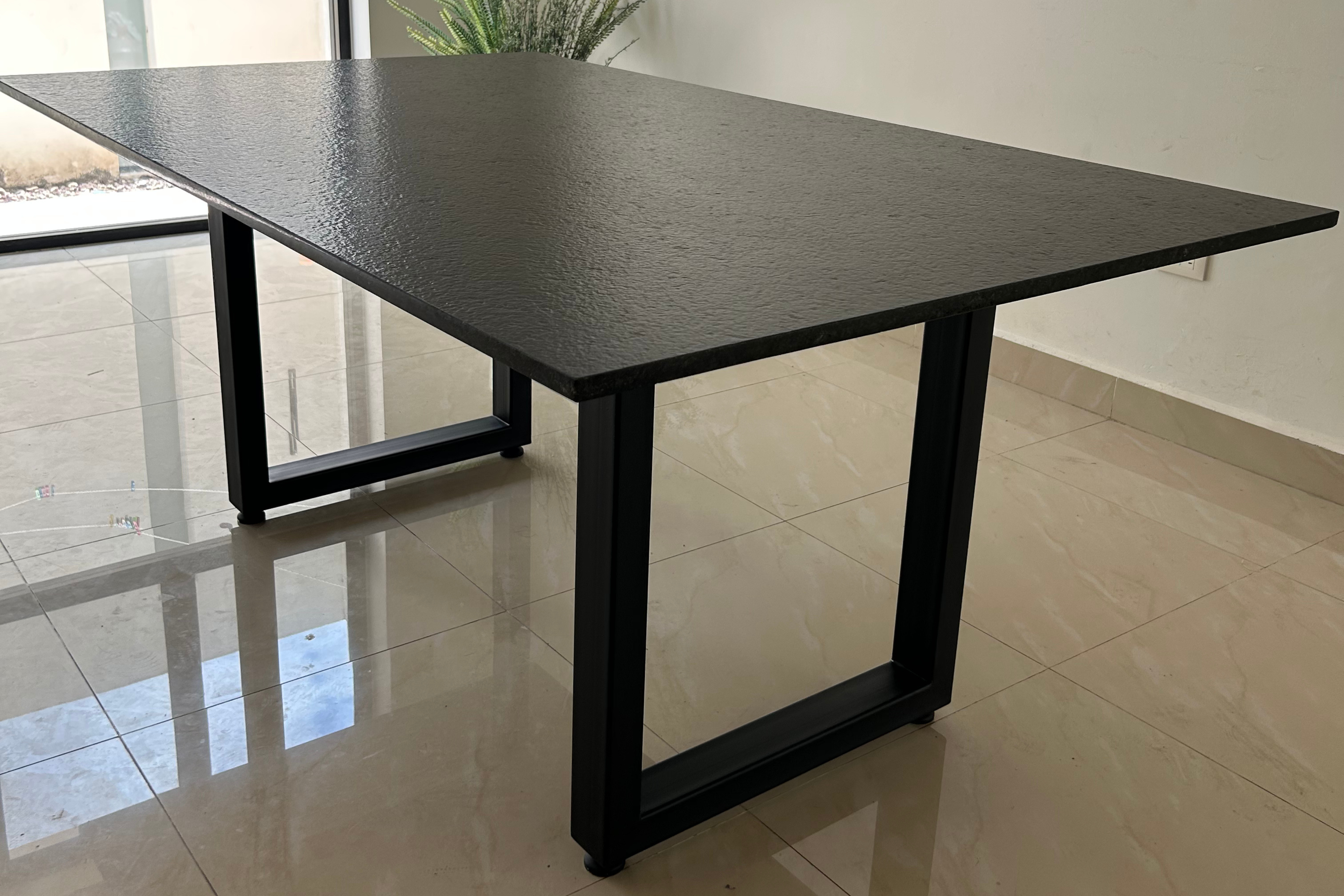Comedor Rectangular 1.80 M x 1.10 M Con Base Modelo U Invertida | Granito Negro San Gabriel Leather (Sólo Disponible en Mérida, Yucatán📍)