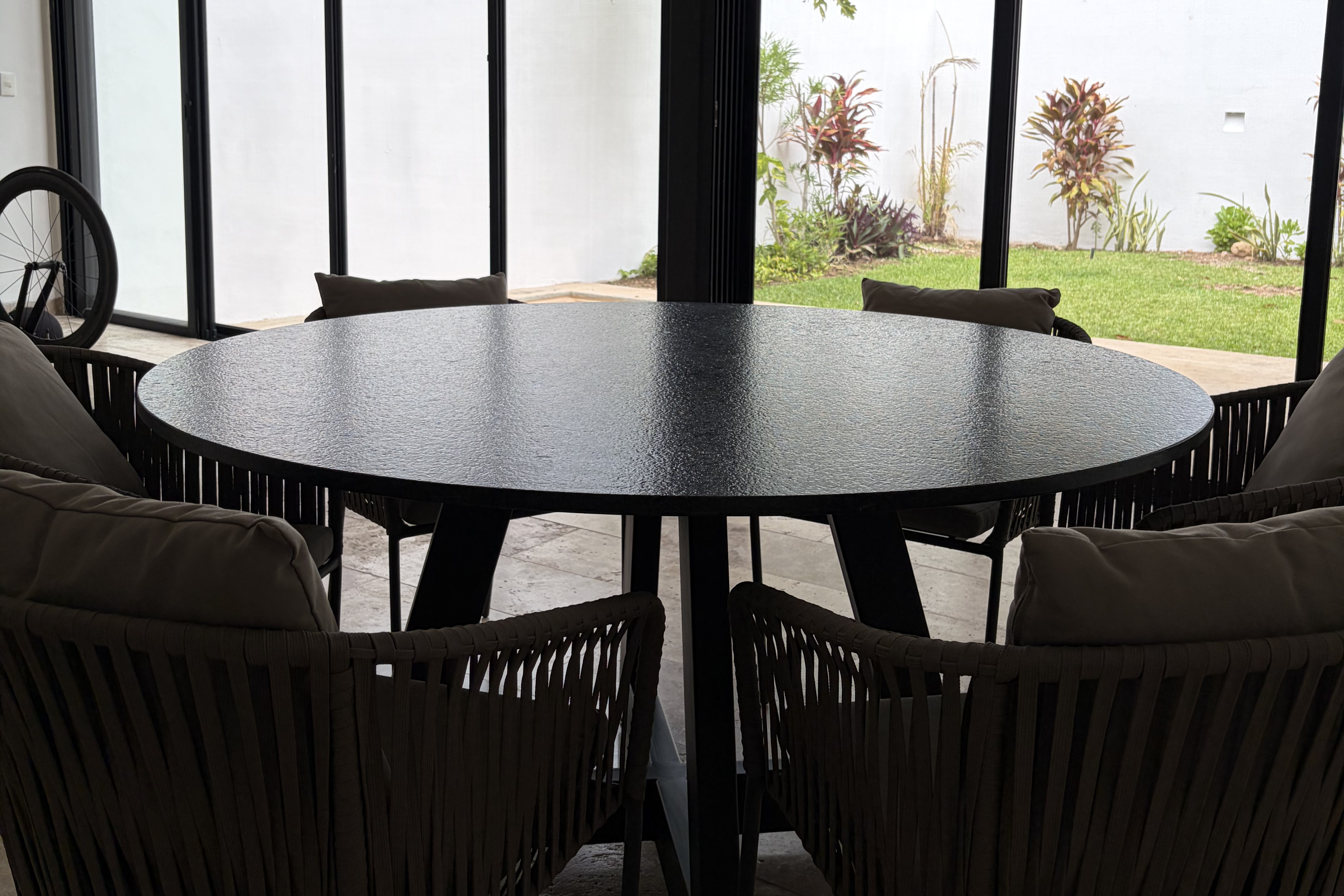 Comedor Circular 1.50 M de Diámetro | Granito Negro San Gabriel Leather (Sólo Disponible en Mérida, Yucatán📍)