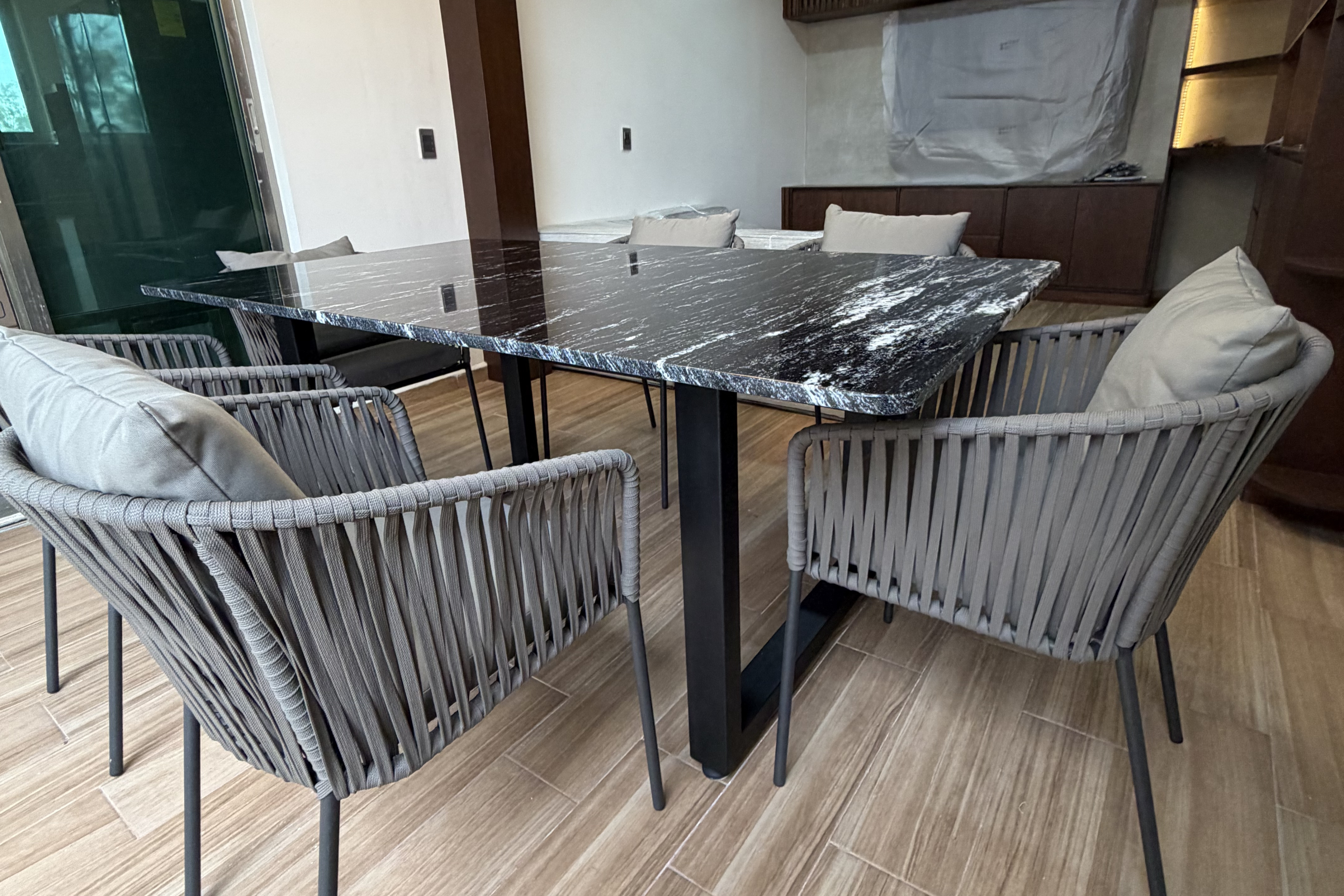 Comedor Rectangular 1.80 M x 1.10 M Con Base Modelo U Invertida | Granito Vía Láctea Pulido y Brillado (Sólo Disponible en Mérida, Yucatán📍)