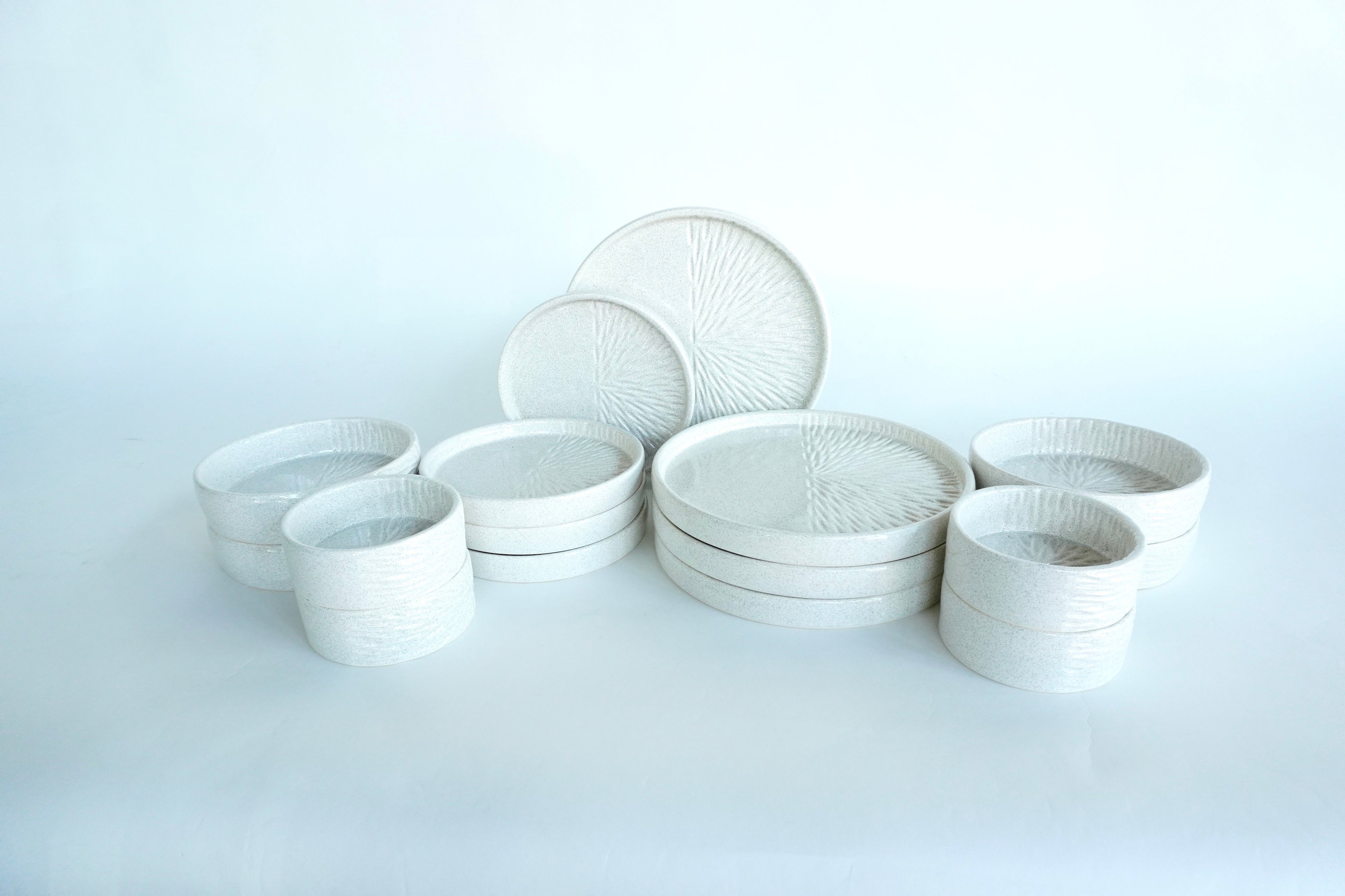 Labrada brillante | Set de vajilla línea clásica para 4 personas