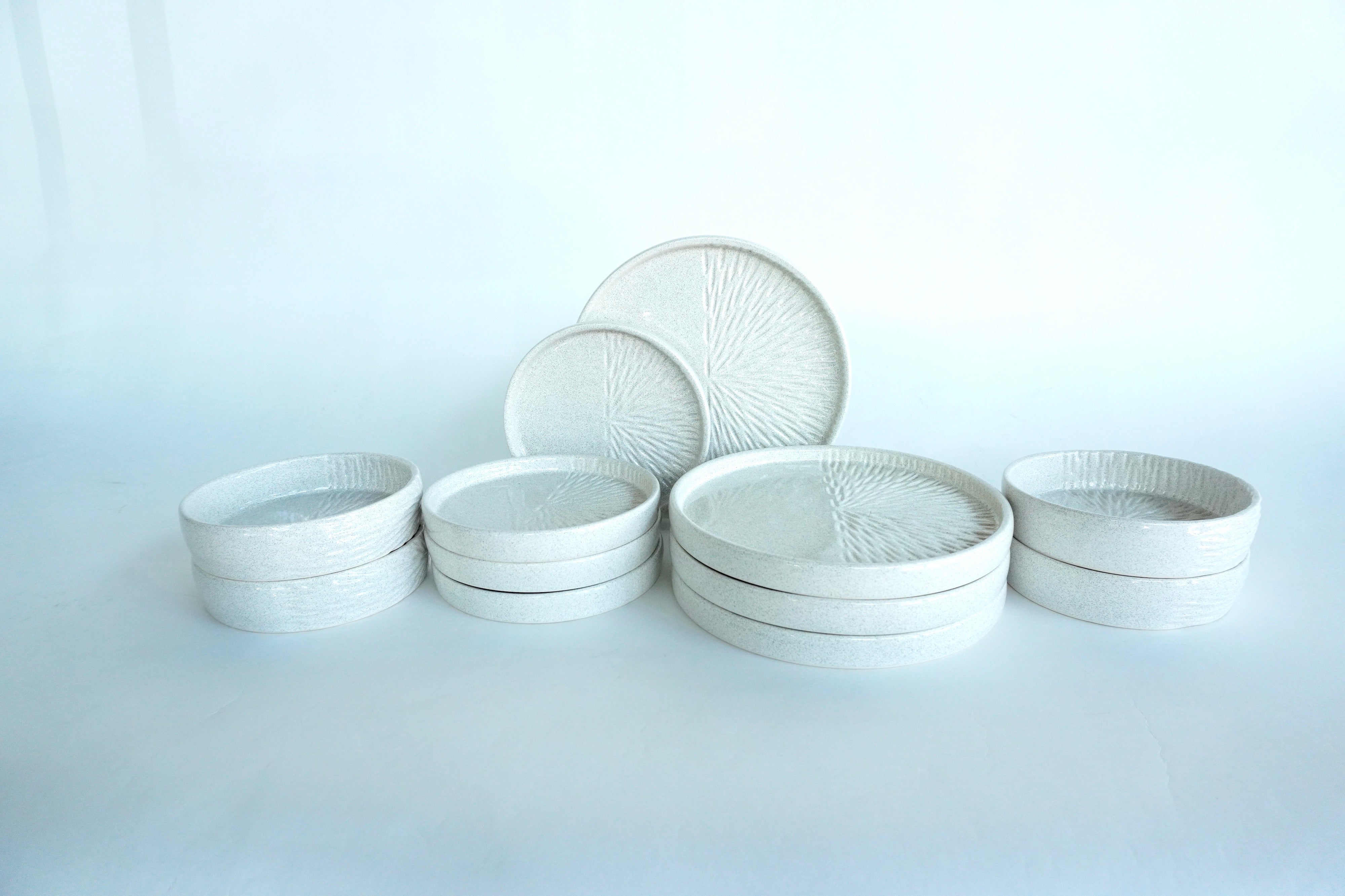 Labrada brillante | Set de vajilla básica línea clásica para 4 personas