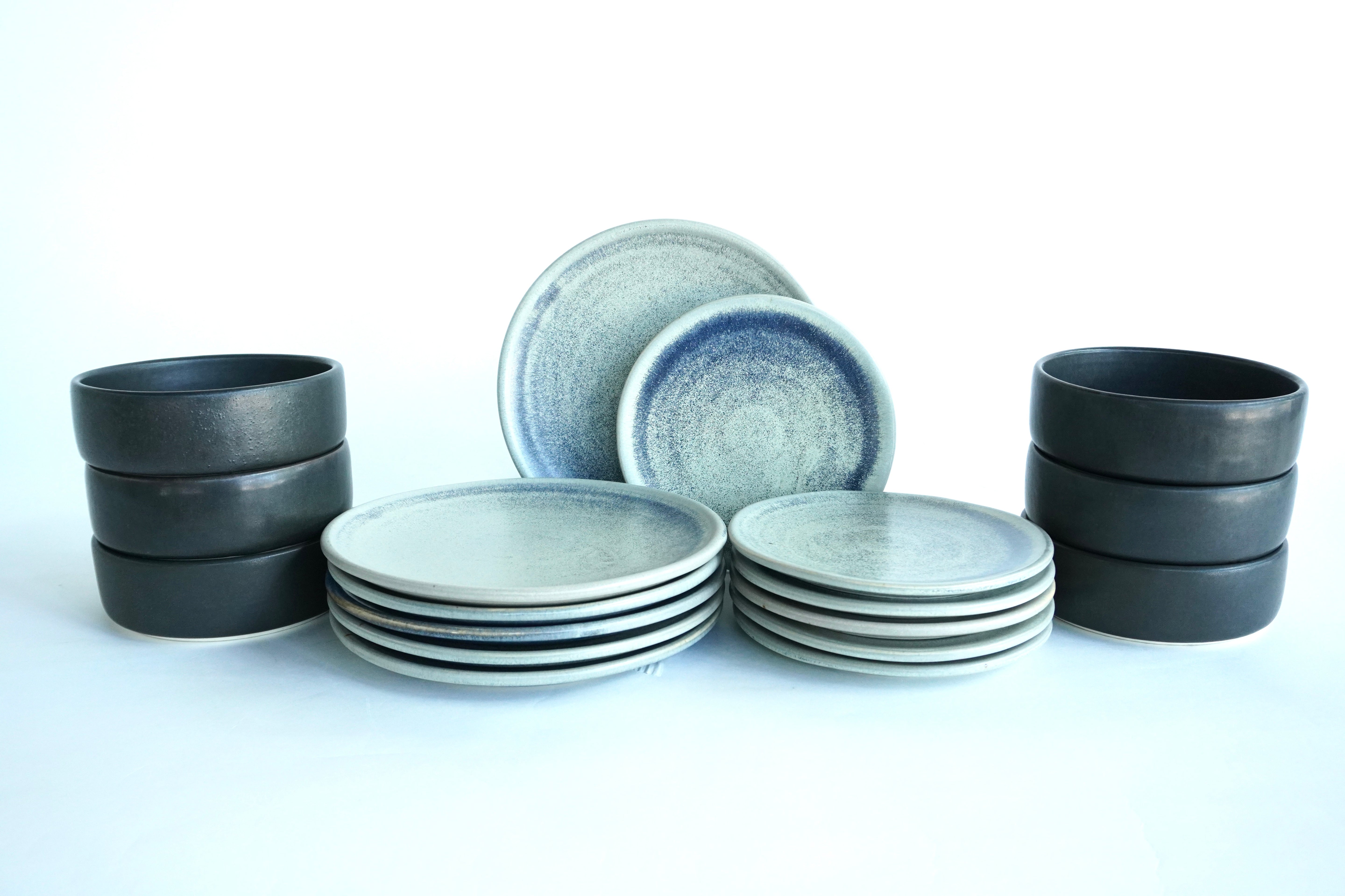 Mixta Gris mate & Piedra negra | Set de vajilla básica línea rústica para 6 personas (con platos trinche & postre planos)