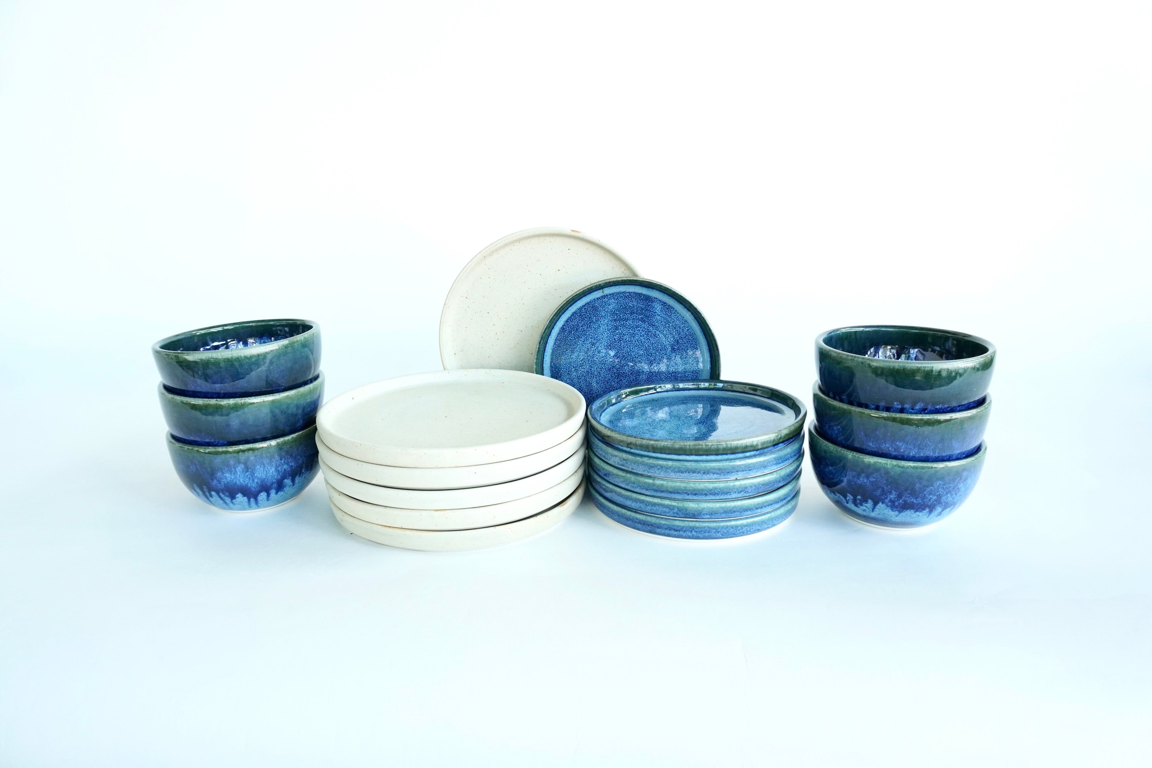 Mixta Arena blanca & Indigo | Set de vajilla básica línea rústica para 6 personas (con consomeros)