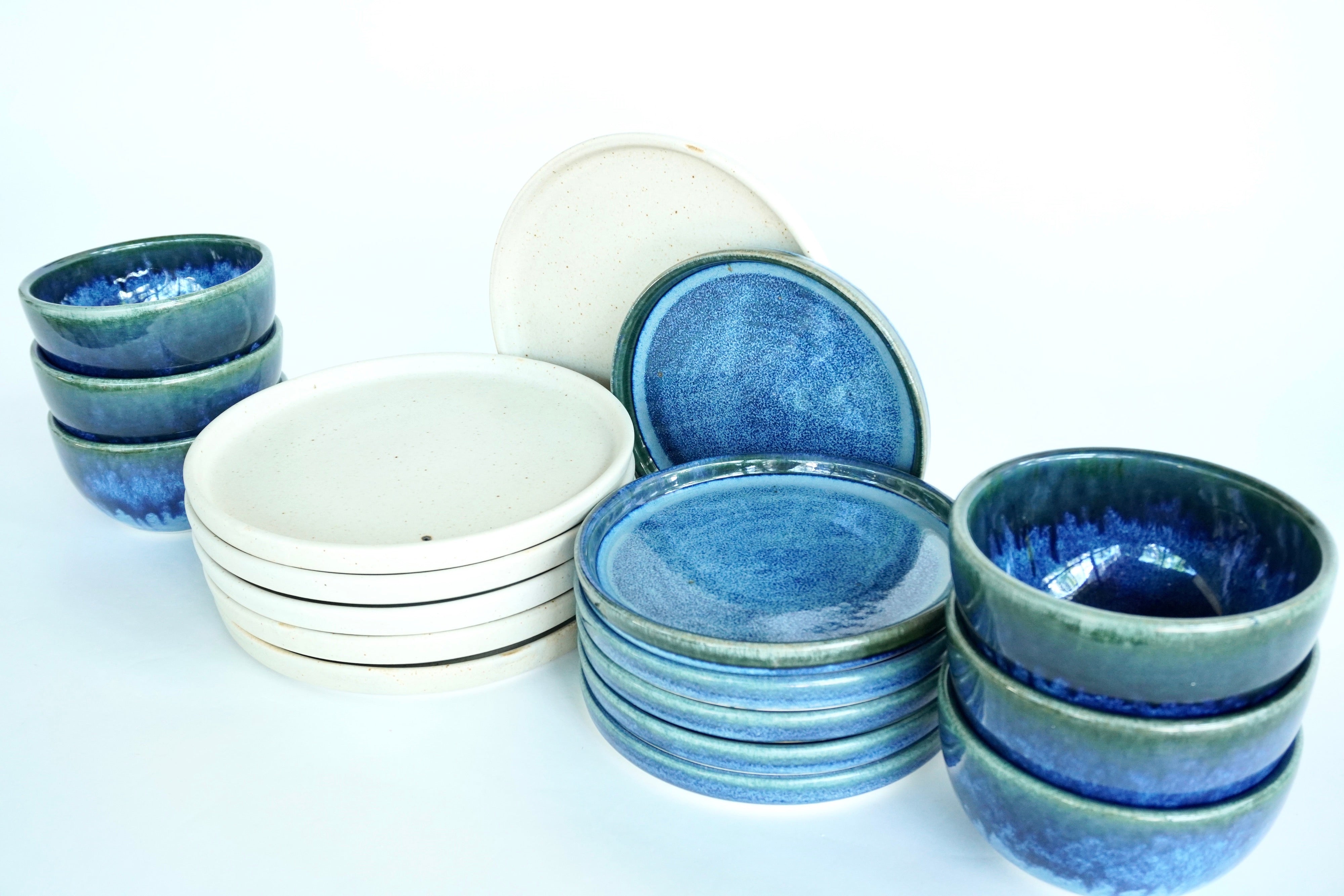 Mixta Arena blanca & Indigo | Set de vajilla básica línea rústica para 6 personas (con consomeros)