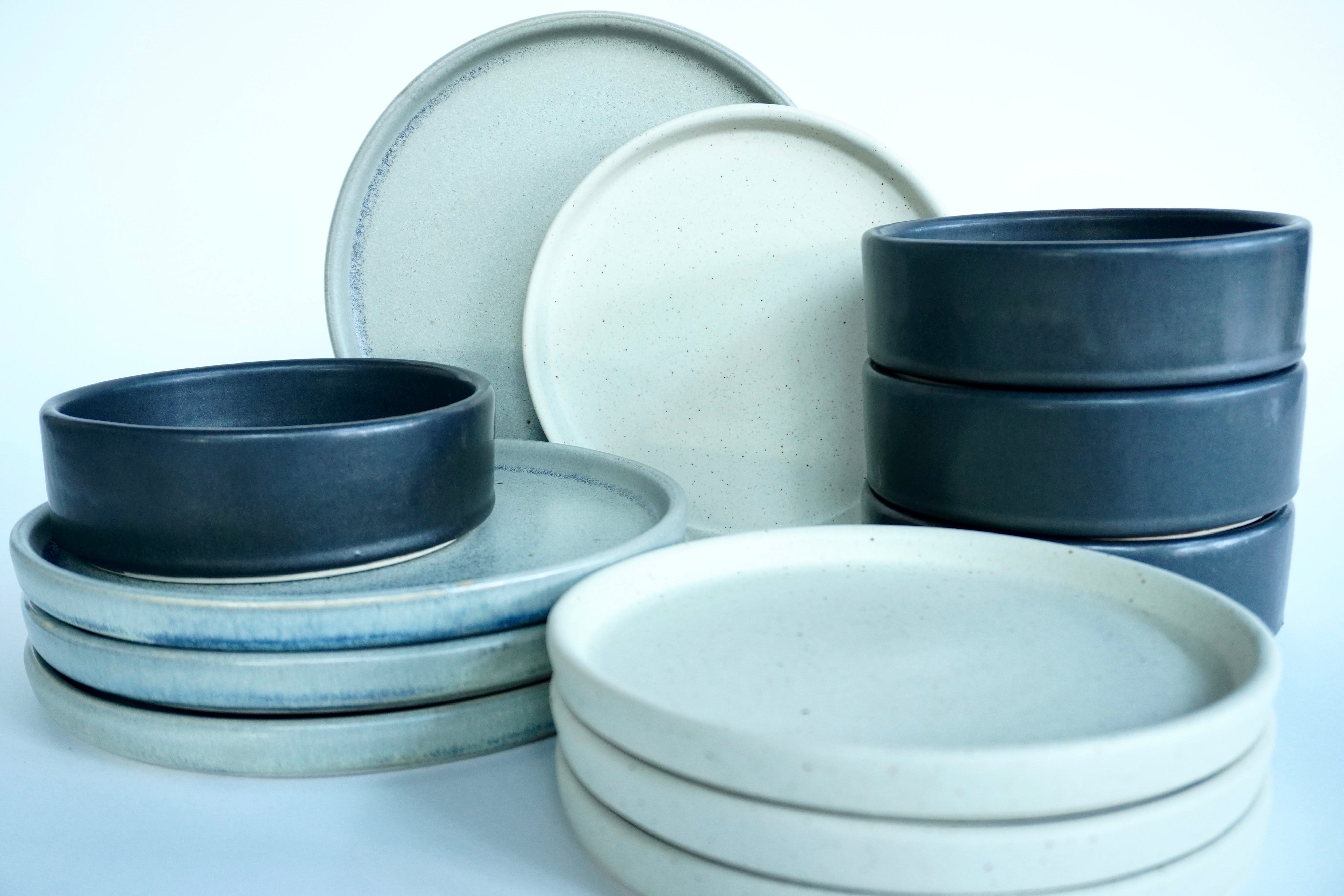 Gris mate, Arena blanca & Piedra negra | Set de vajilla básica línea rústica para 4 personas