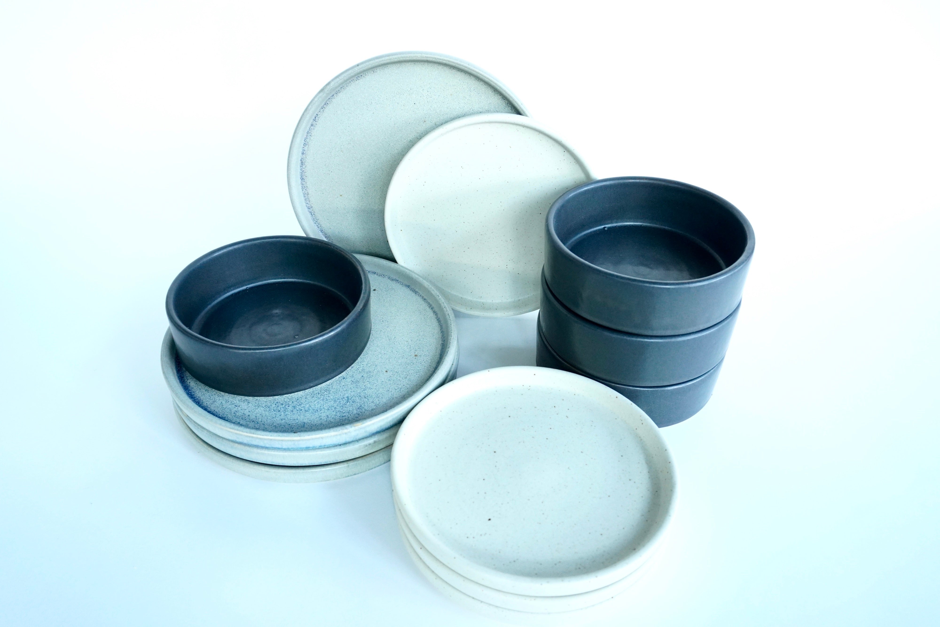 Gris mate, Arena blanca & Piedra negra | Set de vajilla básica línea rústica para 4 personas