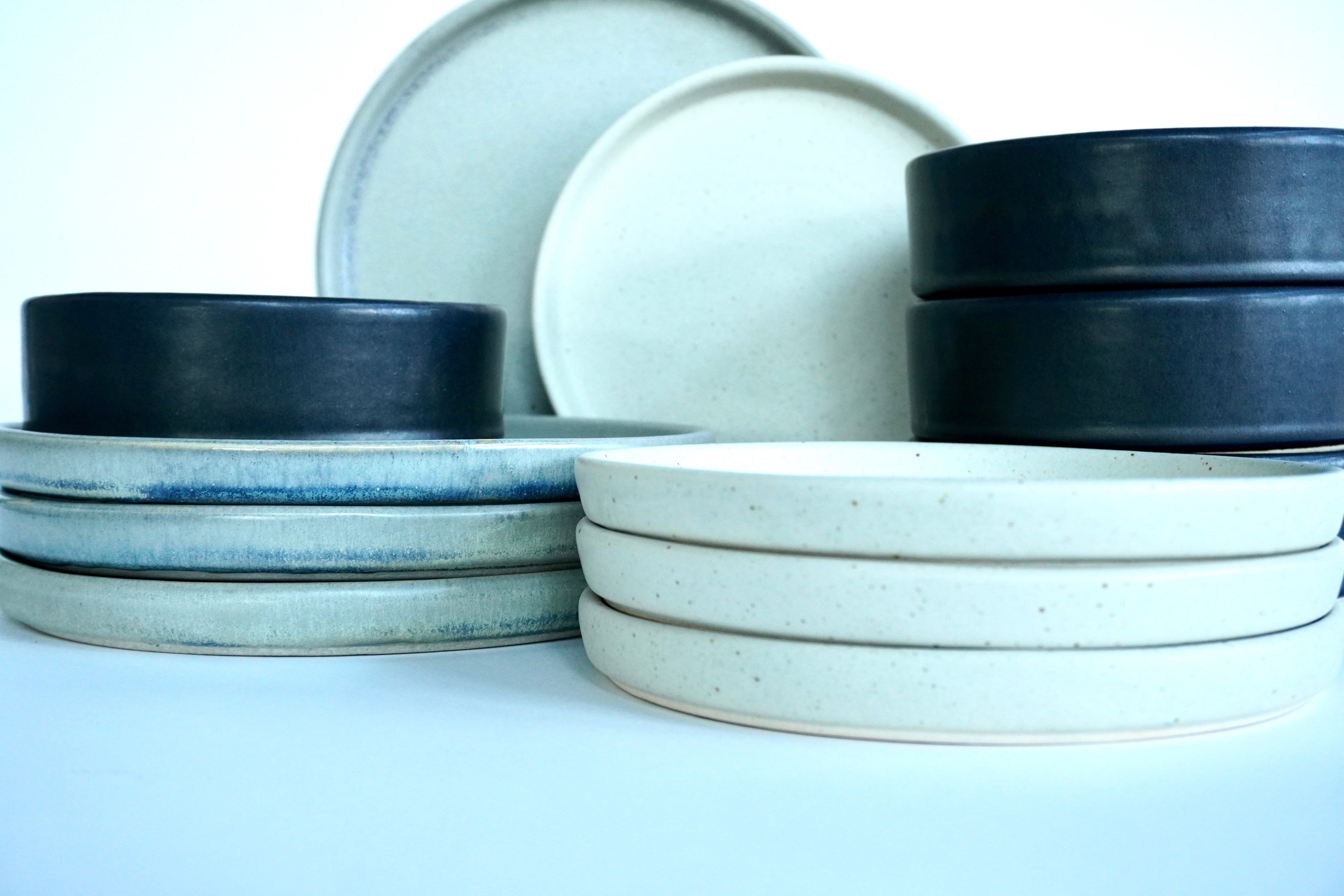 Gris mate, Arena blanca & Piedra negra | Set de vajilla básica línea rústica para 4 personas