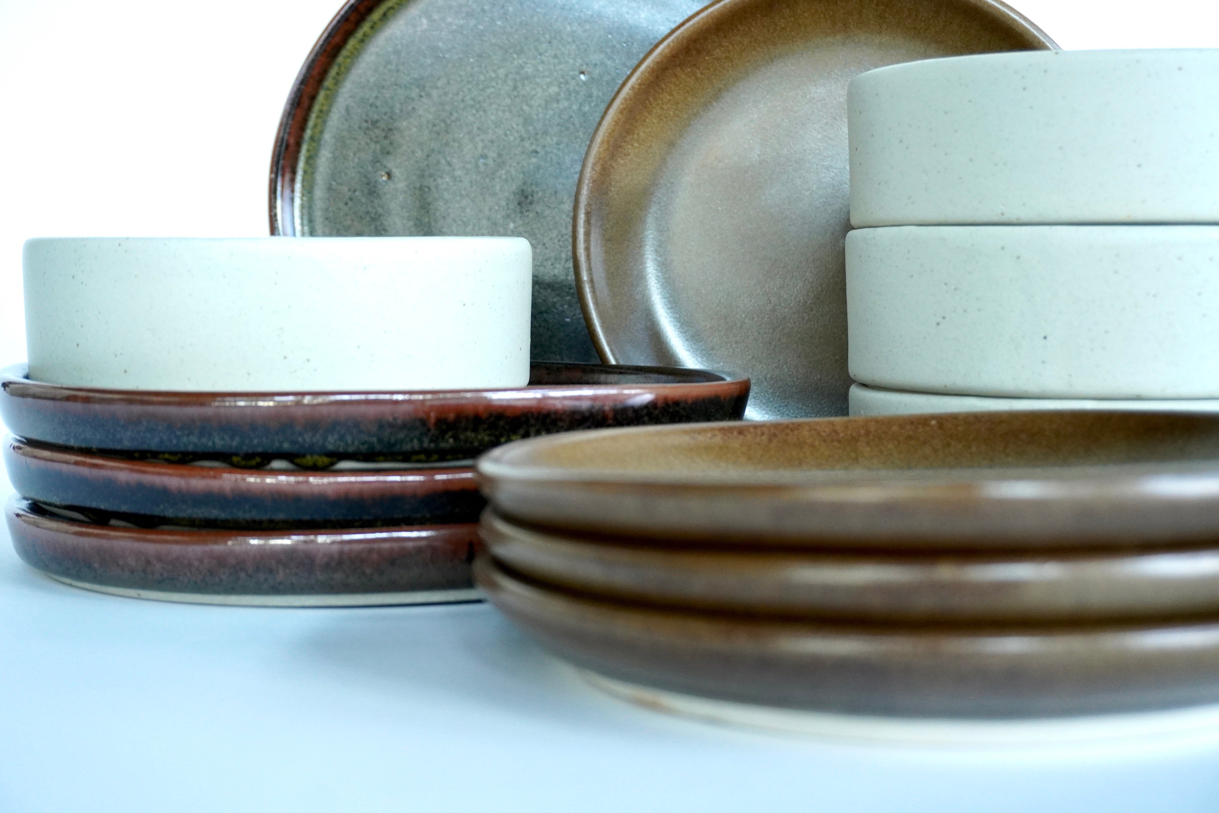 Verde roble, Café mate & Arena blanca | Set de vajilla básica línea rústica para 4 personas (con platos postre planos)