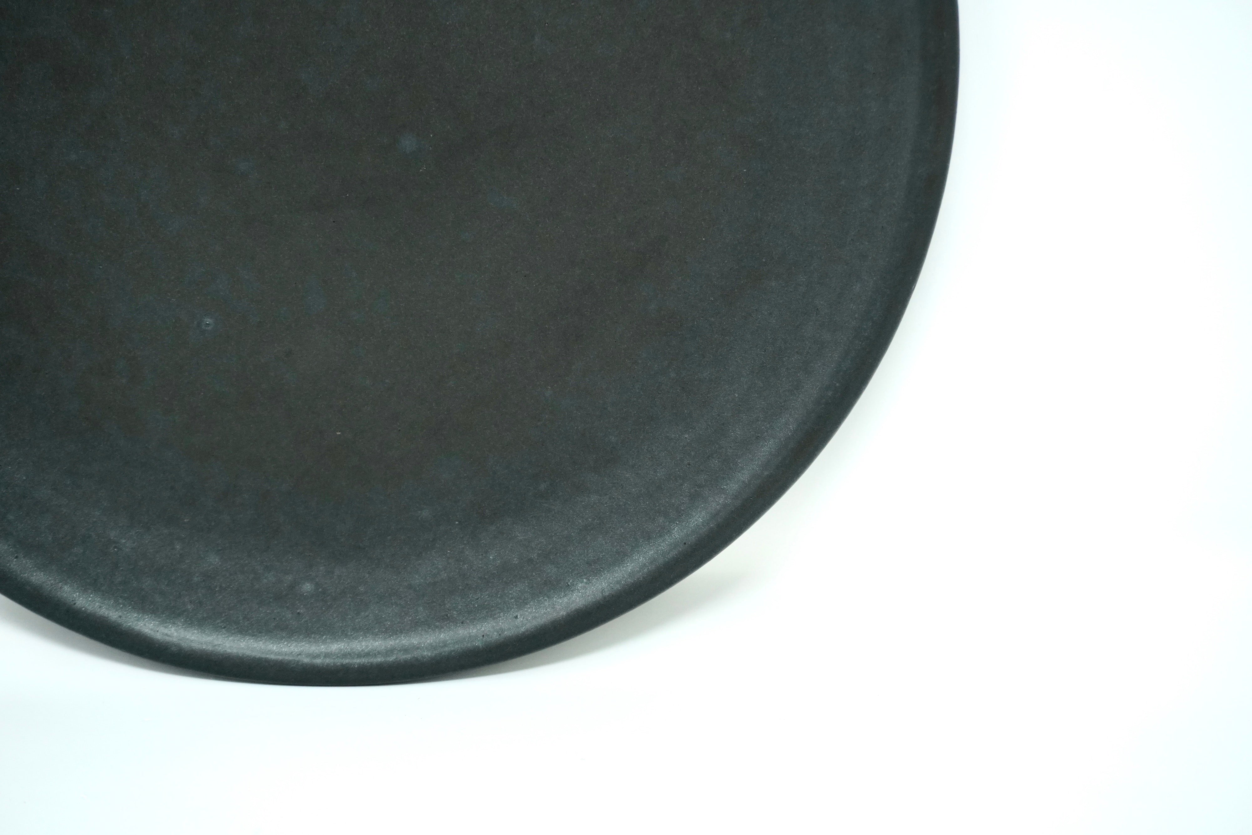 Piedra negra | Plato trinche plano Ø 26 cm línea rústica