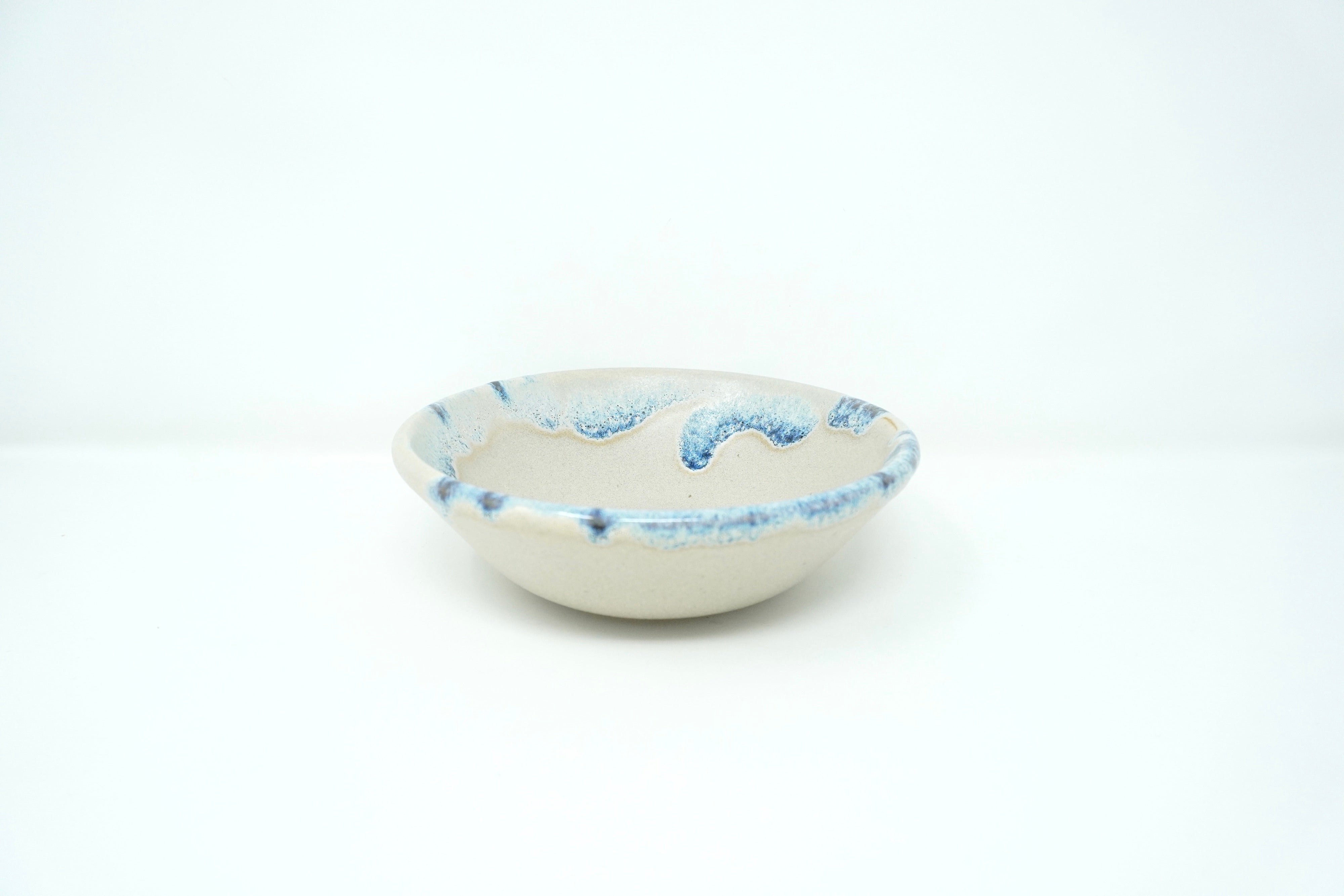 Arena blanca orilla iris | Sopero Ø 18 cm línea rústica