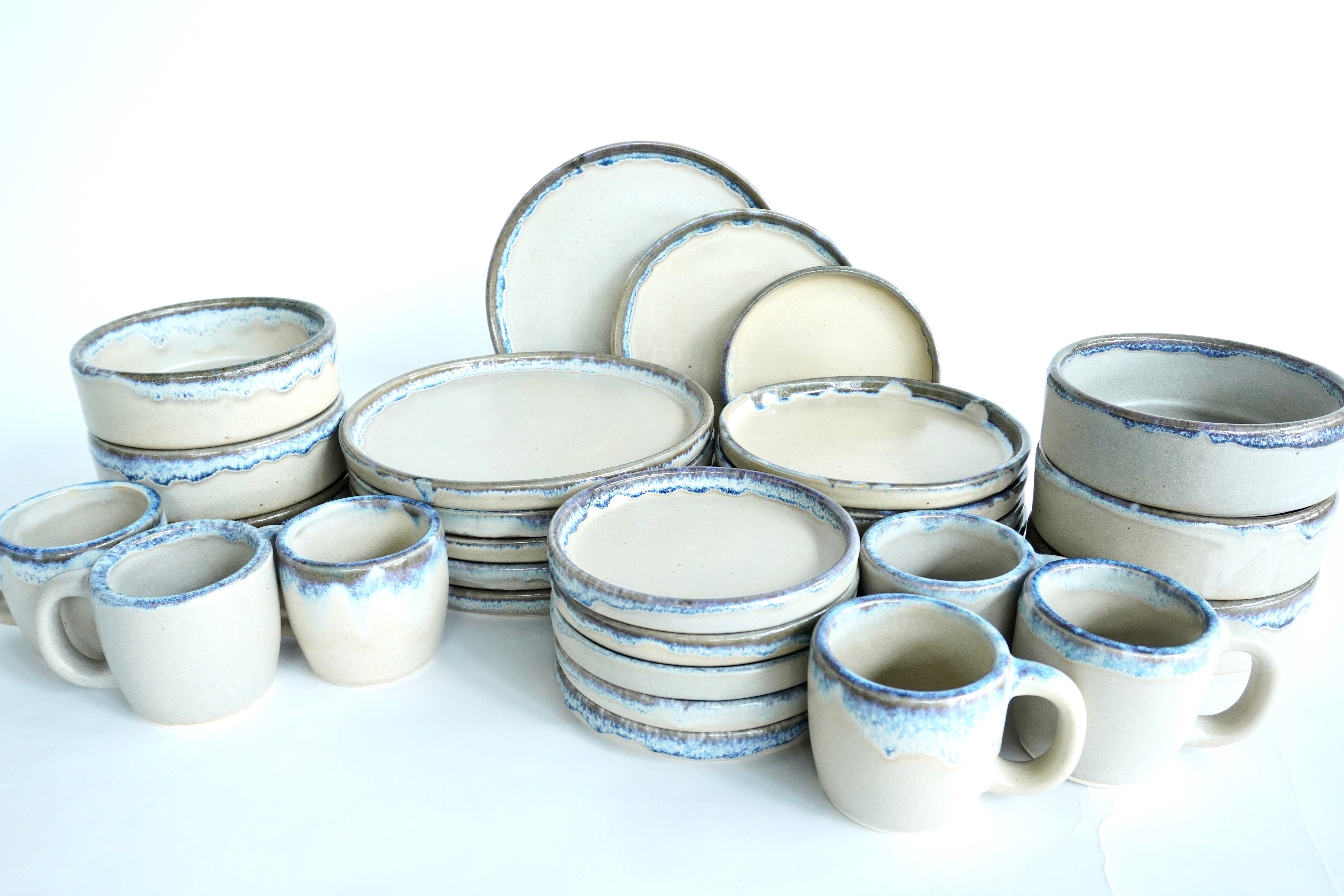 Arena blanca con orilla iris | Set de vajilla línea rústica 30 piezas para 6 personas