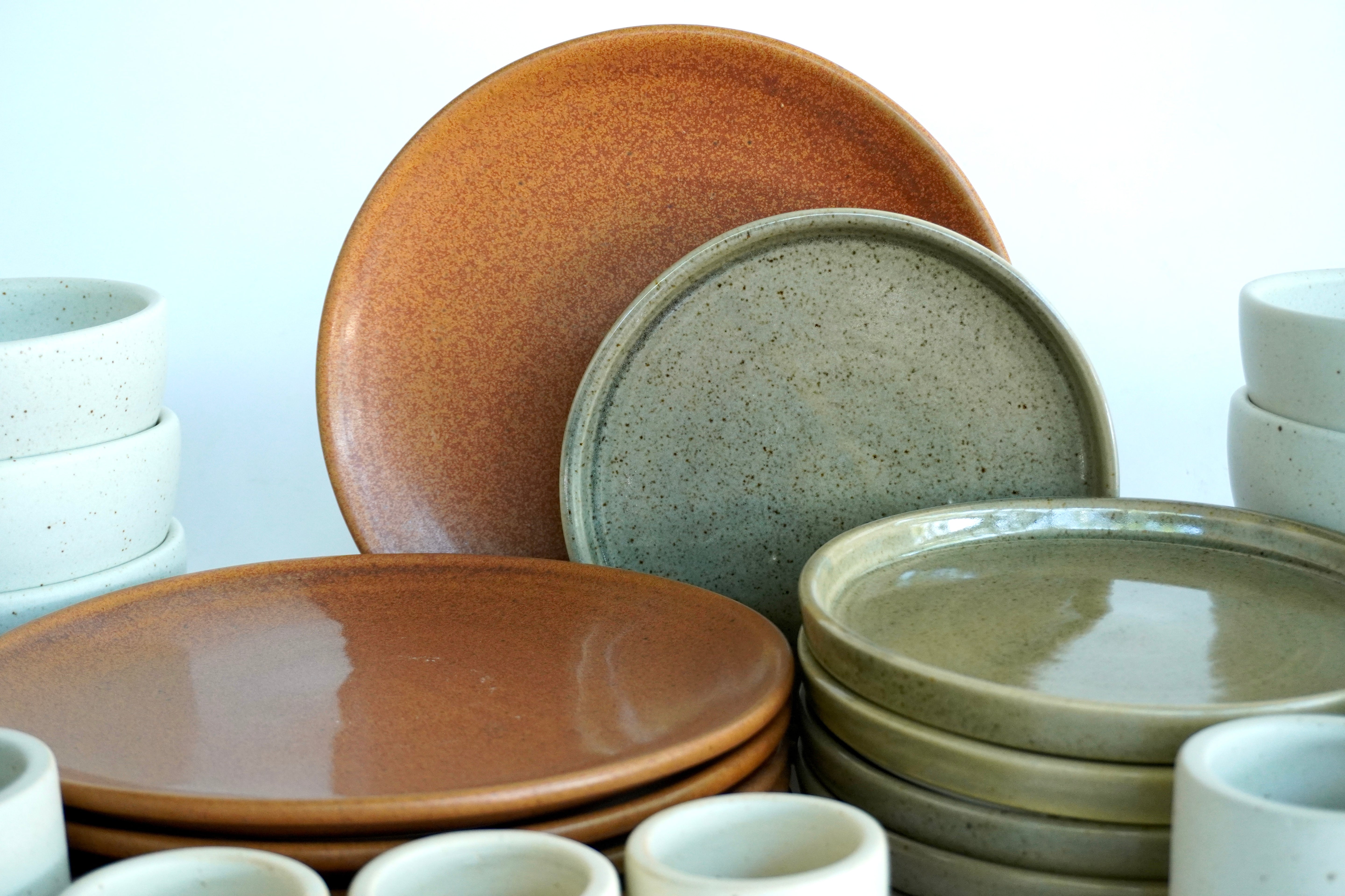 Mixta Ladrillo, Caoba liso & Arena blanca | Set de vajilla línea rústica para 6 personas (con platos trinche planos & ramekins)