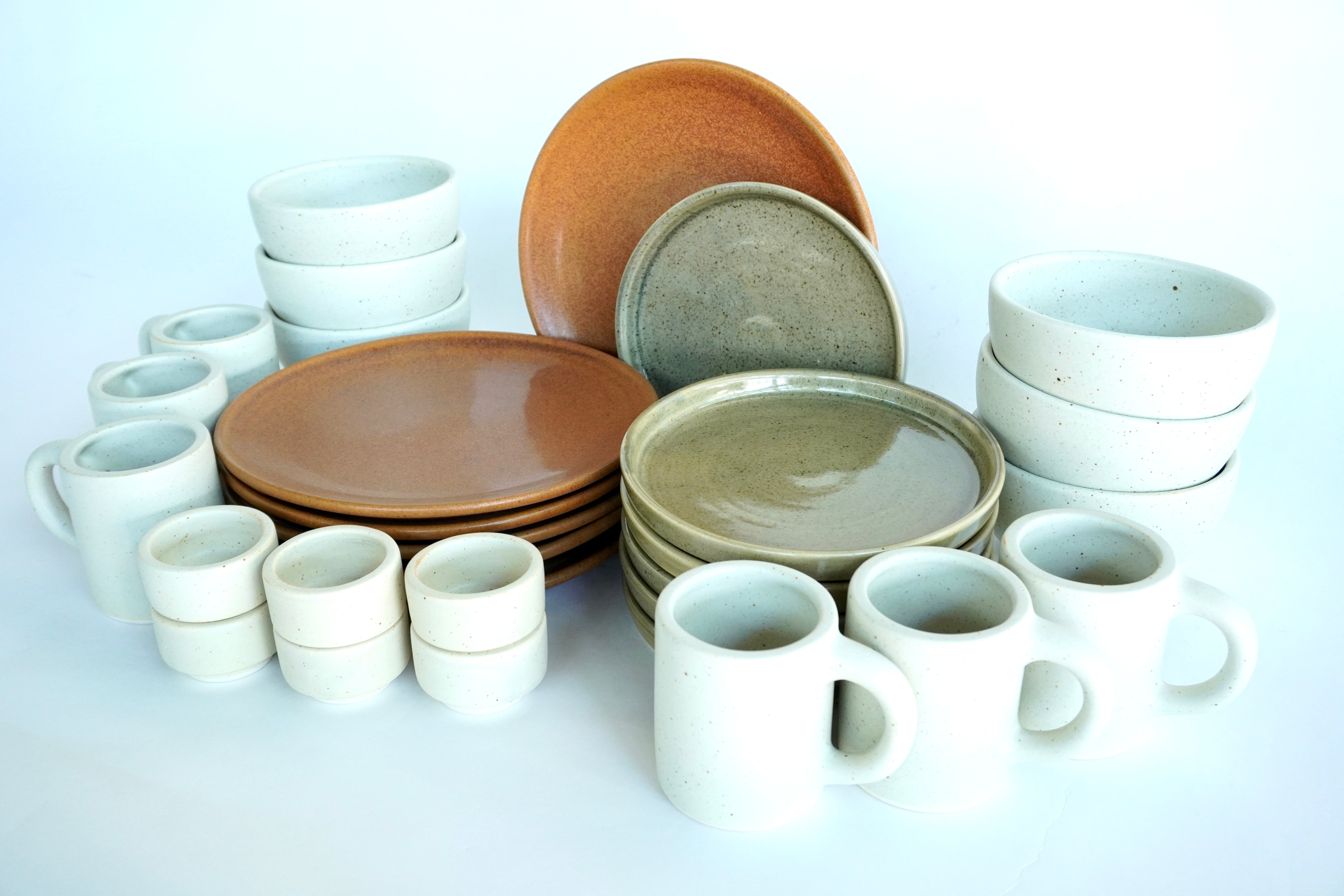 Mixta Ladrillo, Caoba liso & Arena blanca | Set de vajilla línea rústica para 6 personas (con platos trinche planos & ramekins)