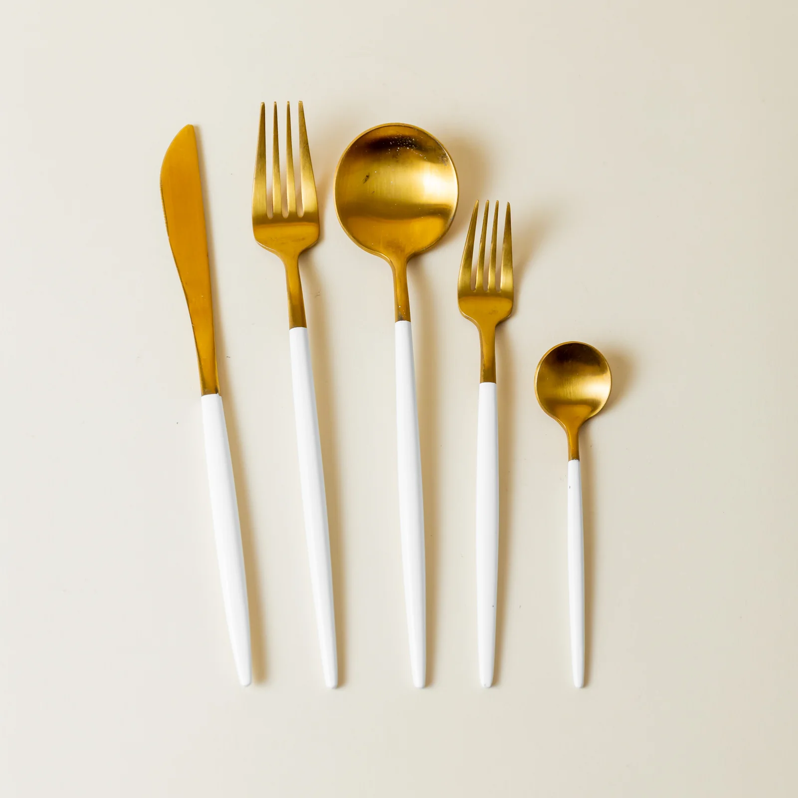 White & gold matte | Cubiertos skinny 5 piezas por servicio
