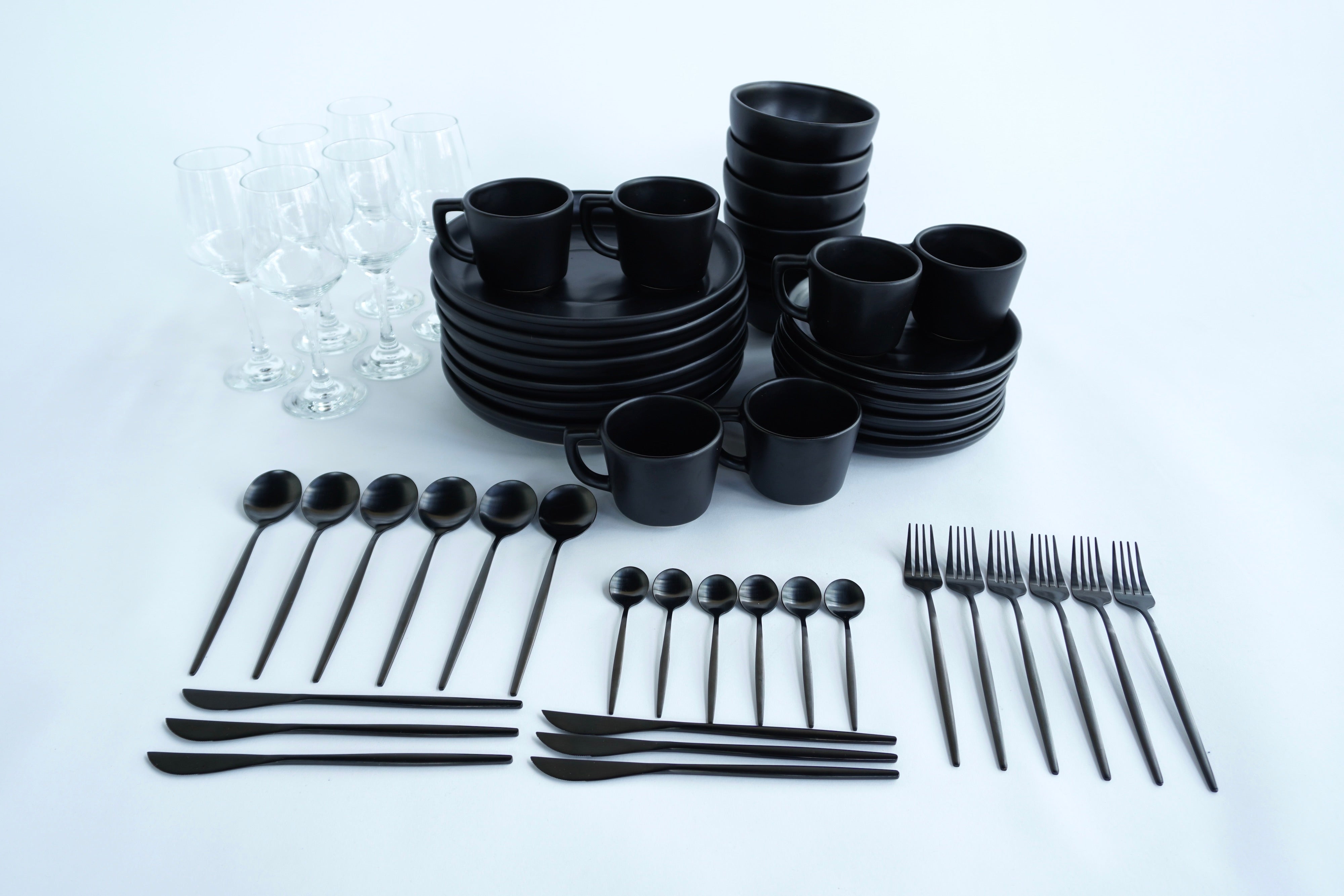 Full Set Vajilla Black Out Trapezoidal Con Pared Ft. Cubiertos Skinny Black Ft. Copas Clásicas 12 Oz Set para 6 Personas