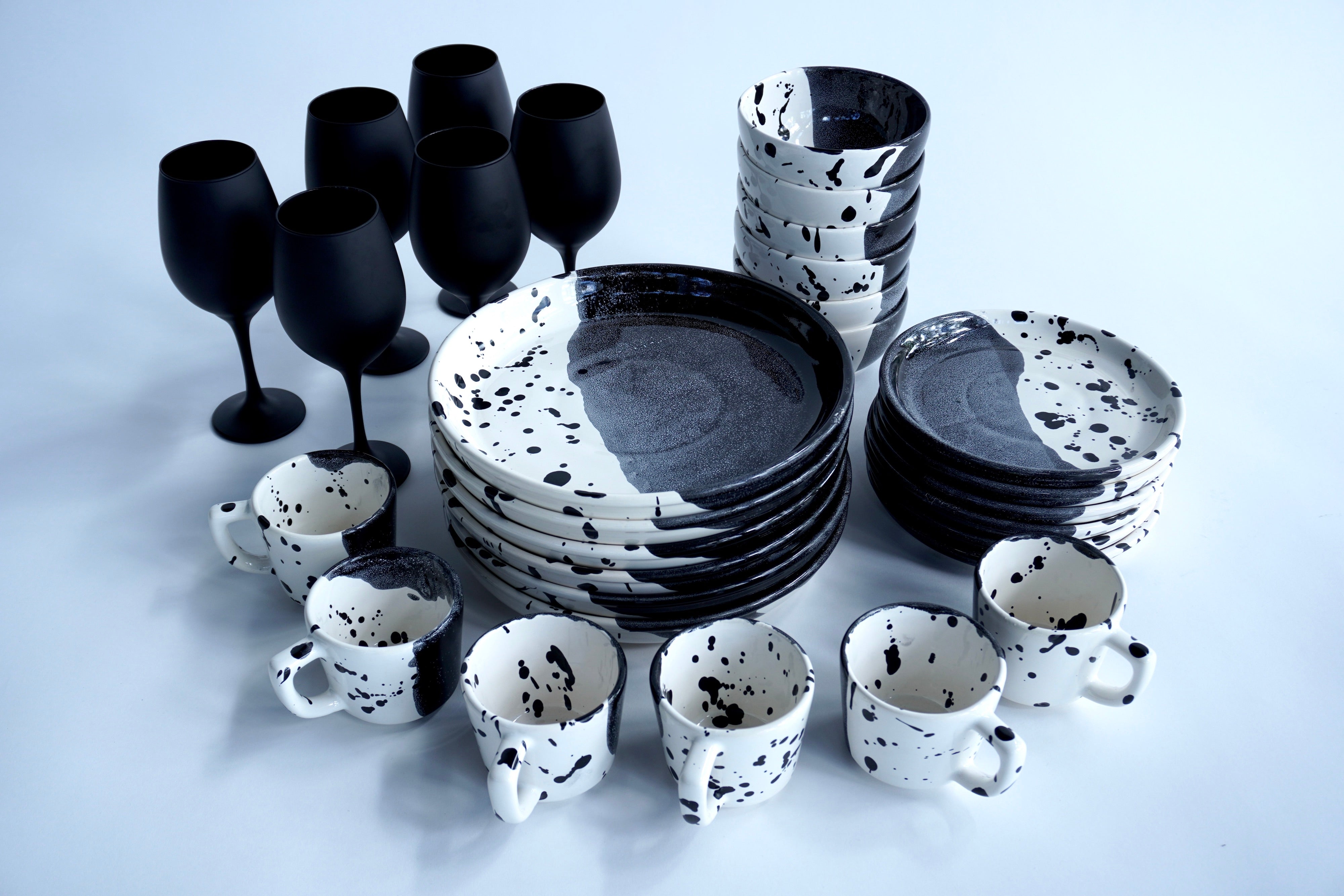 Tinta negra brillante | Set de vajilla línea clásica con copas negro mate para 6 personas