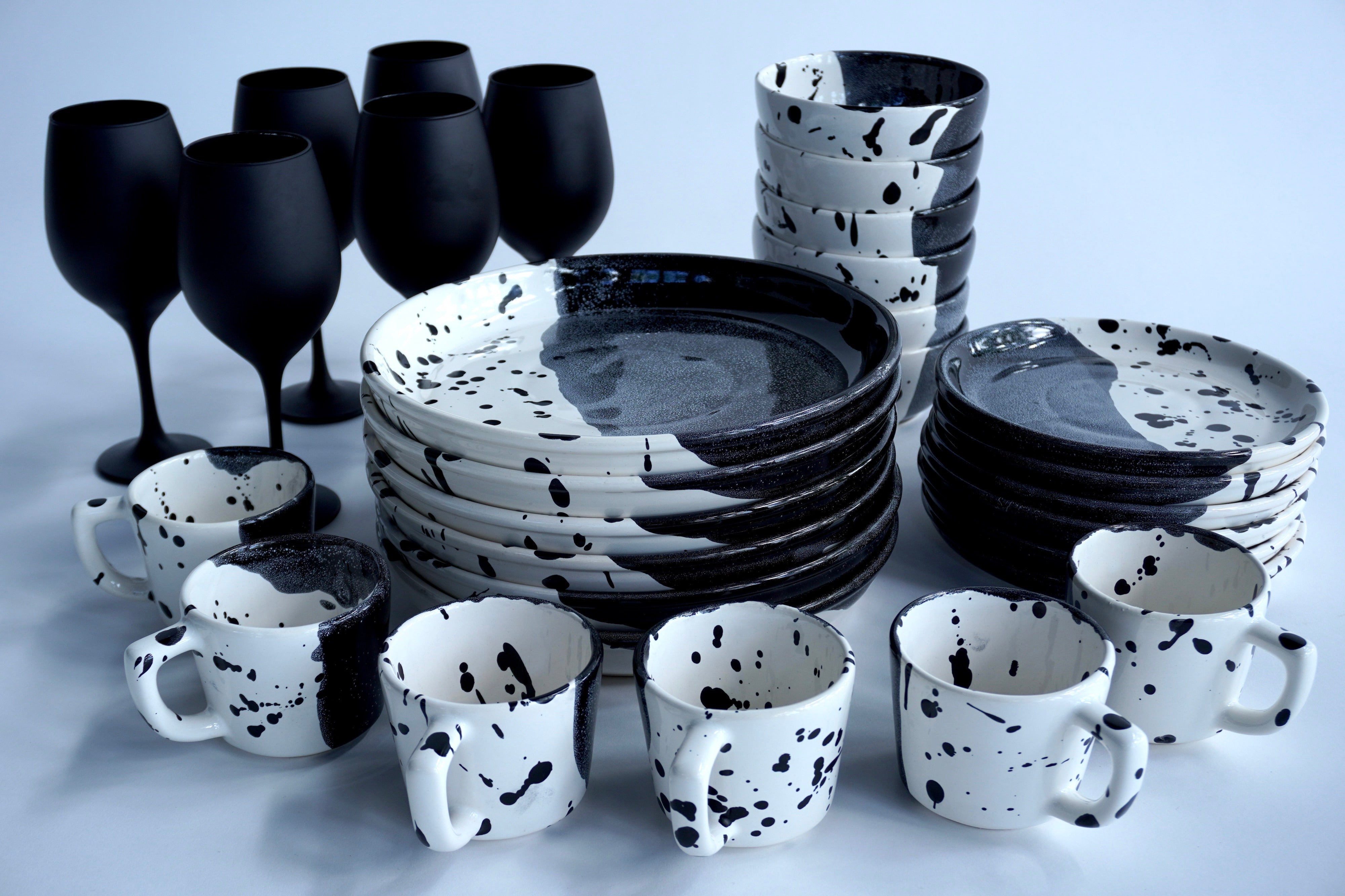 Tinta negra brillante | Set de vajilla línea clásica con copas negro mate para 6 personas